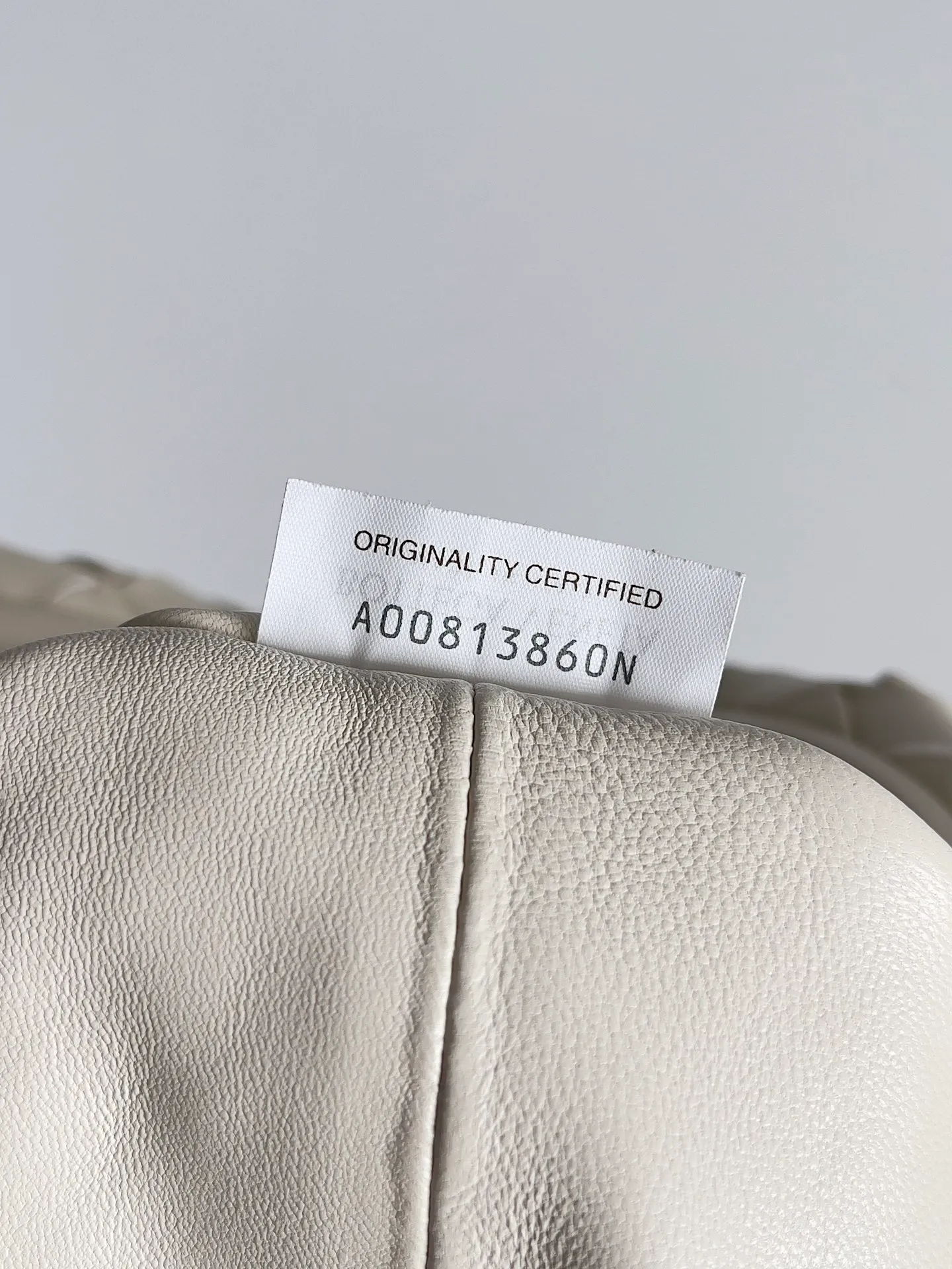 Batch 2260 BOTTEGA VENETA Lady's LAUREN CLUTCH Chain Clutch was inspired by 40 years ago. It is a perfect fusion of classic and modern bags. It is effortless and fashionable for any occasion and at any time. The newly added detachable metal chain allows people to have more ways to carry it. It is grand and elegant. Style No.: 785807 Size: 31.5*16.5*11cm